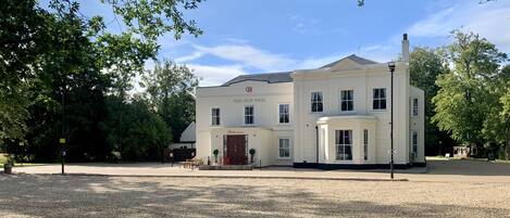 Fachada de la propiedad