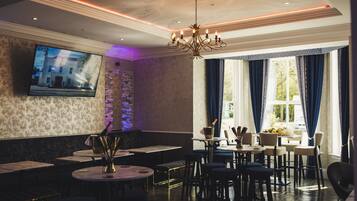 2 bars/lounges, Champagne bar