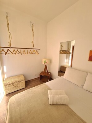 2 quartos, escrivaninha, ferros/tábuas de passar roupa