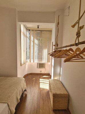 2 habitaciones, escritorio, tabla de planchar con plancha y wifi gratis 