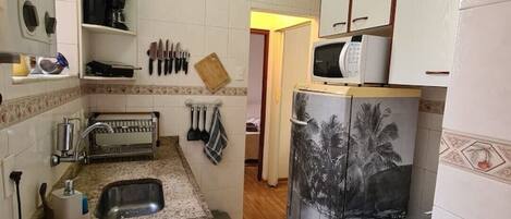 Geladeira, micro-ondas, fogão, cooktop