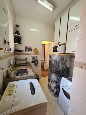 Geladeira, micro-ondas, fogão, cooktop