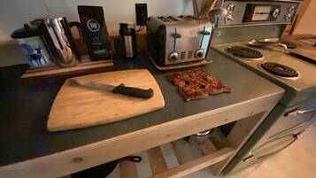 Refrigerador, horno, parrilla de estufa y cafetera y tetera