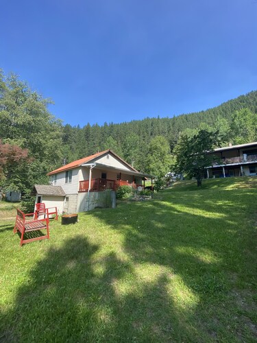 Cozy and Cute cottage with yard 10 minutes from Nelson