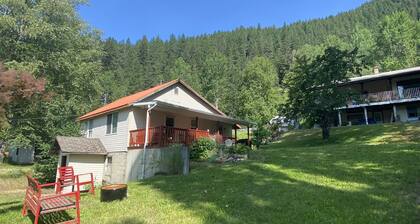Cozy and Cute cottage with yard 10 minutes from Nelson