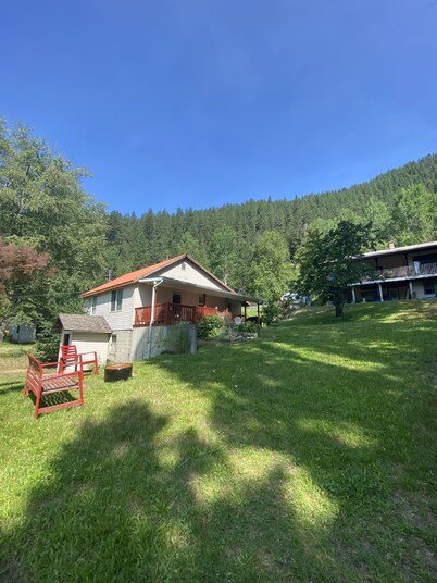 Cozy and Cute cottage with yard 10 minutes from Nelson