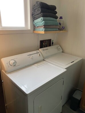 Interior - Cozy and Cute cottage with yard 10 minutes from Nelson (NELSON)