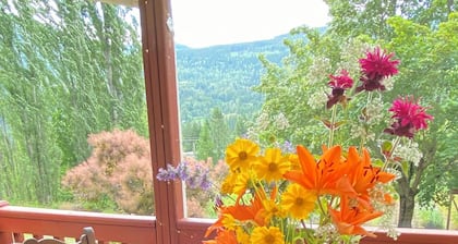 Cozy and Cute cottage with yard 10 minutes from Nelson