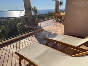 Outdoor dining - Villa with panoramic view of the Gulf of Calvi (Lumio)