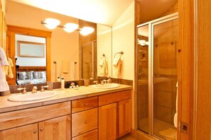 Tina, secadora de cabello, toallas 