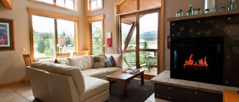 TV, lareira, DVD player