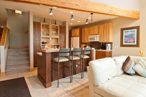 Televisión, chimenea y reproductor de DVD 