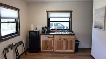 Coffee/tea maker, cookware/dishes/utensils