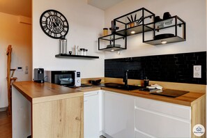 Fridge, microwave, stovetop, coffee/tea maker