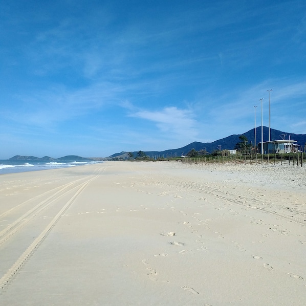 En la playa, arena blanca