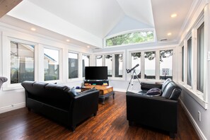 スマートテレビ、暖炉、テーブルサッカー台、ステレオ