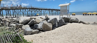 Cozy condo located one block from Carolina Beach and Freeman Park.