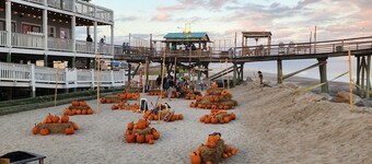 Cozy condo located one block from Carolina Beach and Freeman Park.