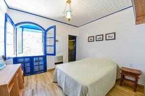 5 bedrooms, desk, iron/ironing board, free WiFi