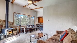 Ferienhaus, Mehrere Betten, Kamin, Bergblick | Ausblick vom Zimmer