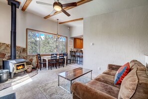 Maison, plusieurs lits, cheminée, vue montagne | Vue de la chambre