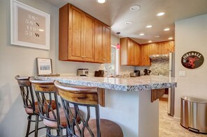 Maison, plusieurs lits, cheminée, vue montagne | Cuisine privée | Réfrigérateur, micro-ondes, four, plaque de cuisson