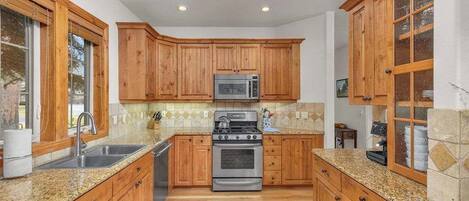 ثلاجة، ميكروويف، فرن، موقد طهي مسطح