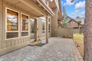 Exterior detail - Elegant, sleep 8, private hot tub, gourmet kitchen (Sunriver)