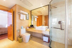 Ein modernes Badezimmer mit einem großen Spiegel, einem Waschbecken und einer Toilette.