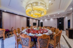 A conference room with a round table, chairs, and a large chandelier. - Kailisi Army for the Hotel (Zunyi)