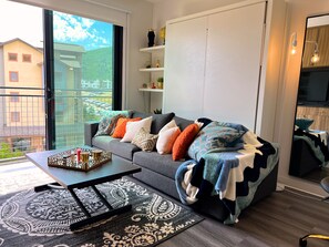 Studio Suite, Berbilang Katil, Hot Tub | Ruang tamu | 40 inci televisyen dengan kabel, pendiangan 