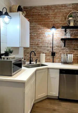 Cookware/dishes/utensils, dining tables