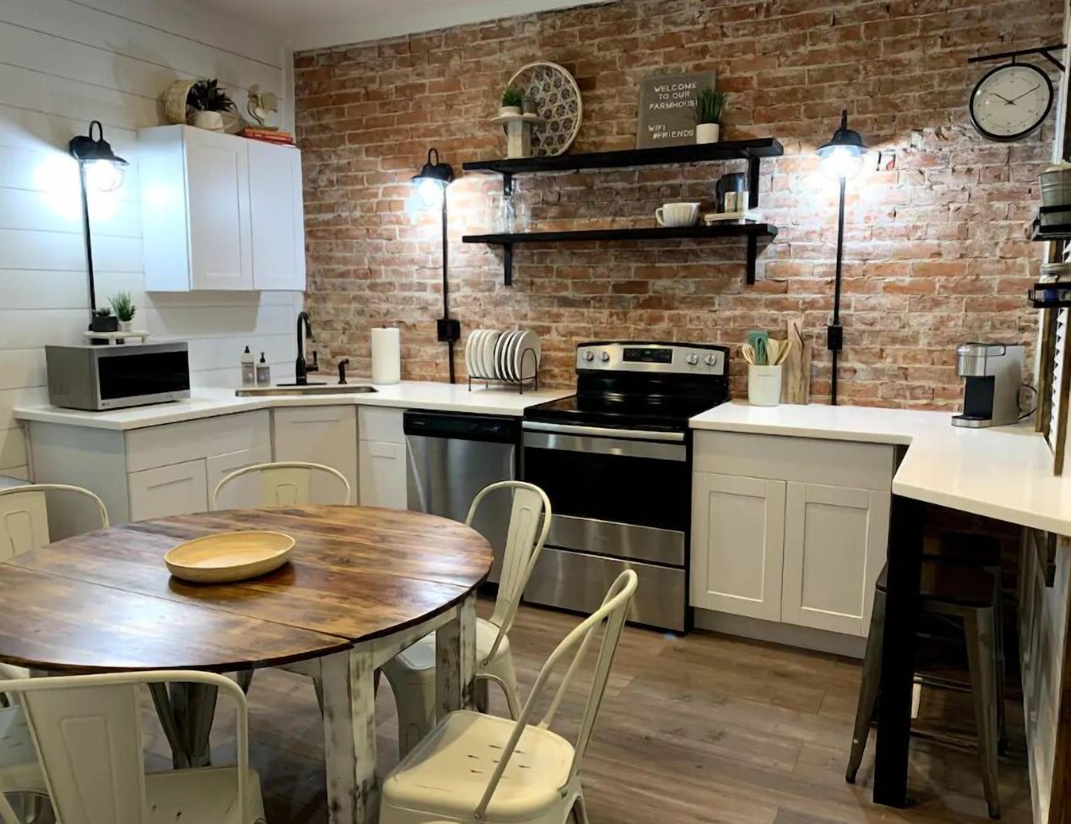 Cookware/dishes/utensils, dining tables