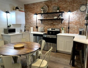 Cookware/dishes/utensils, dining tables