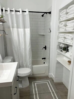 Douche, serviettes fournies, savon, shampooing