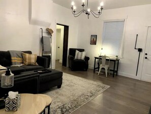 TV - CHARMING 1870 Three bedroom FARMHOUSE (Farmington)