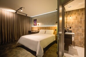 家庭四人房 | 迷你吧、客房内保险箱、办公桌、免费 WiFi