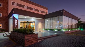 Fachada da propriedade à noite