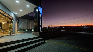Depan hartanah - siang/malam