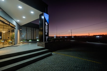 Fachada de la propiedad por la tarde o noche