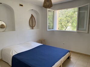 5 bedrooms, iron/ironing board, travel cot