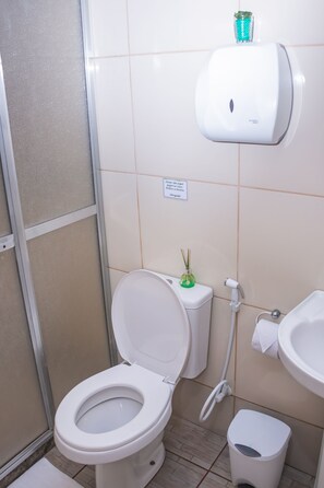 Habitación cuádruple familiar | Baño | Regadera, toallas, jabón, papel de baño