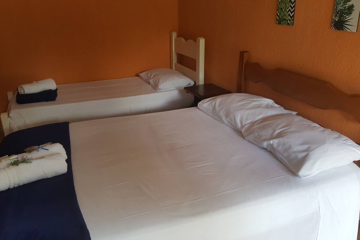 Habitación triple estándar | Ropa de cama hipoalergénica, decoración personalizada y cunas gratuitas