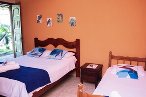 Habitación triple básica, 2 habitaciones, vista al jardín | Ropa de cama hipoalergénica, decoración personalizada y cunas gratuitas
