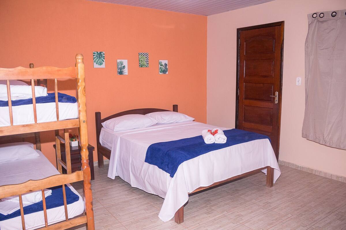 Habitación cuádruple familiar | Ropa de cama hipoalergénica, decoración personalizada y cunas gratuitas