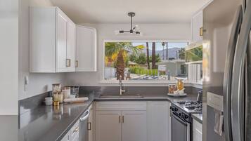 House, Multiple Beds, Pool Access, Mountain View | Private kitchen | Fridge, microwave, oven, stovetop