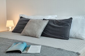 2 bedrooms, blackout drapes, soundproofing, iron/ironing board - IzzHome Everyway (Pula)