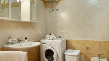 Apartamento básico | Banheiro | Chuveiro, chuveiro com efeito de chuva, secador de cabelo, bidê