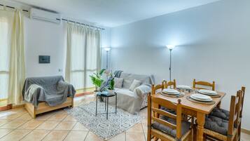 Apartamento básico | Área de estar | TV de tela plana 49 polegadas com canais a cabo, TV
