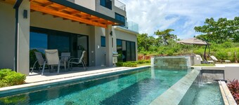 Private 3bedroom Ocean View Rooftop at Marbella